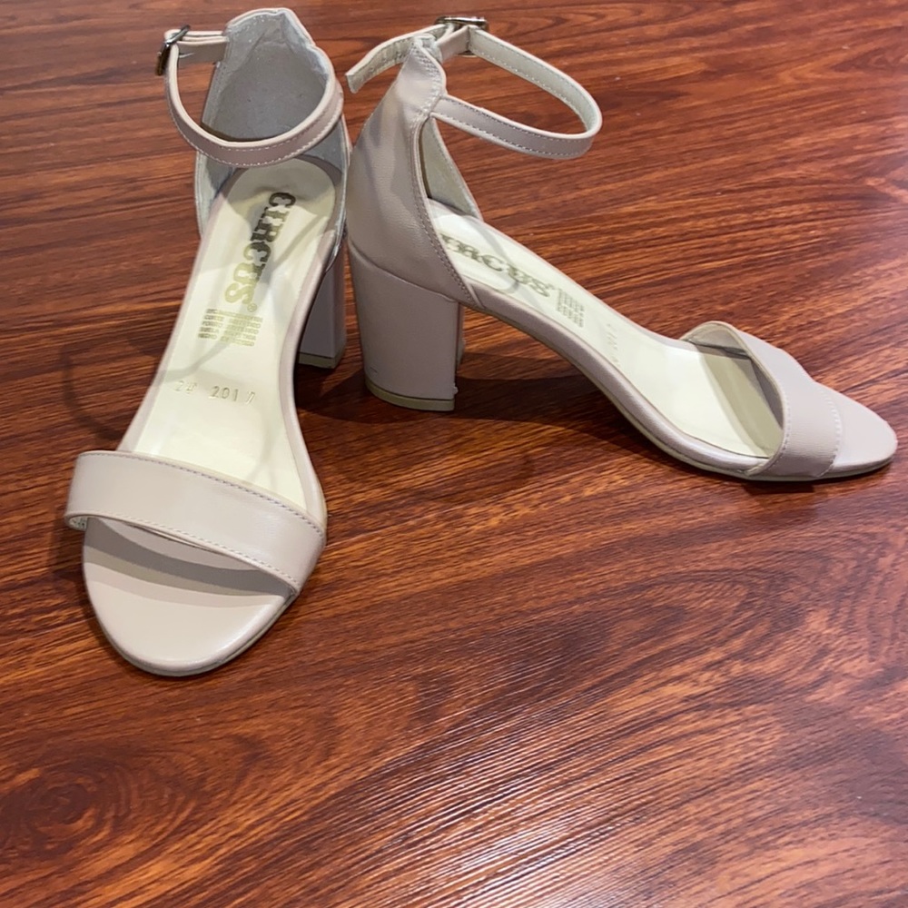 Size 7 Color beige